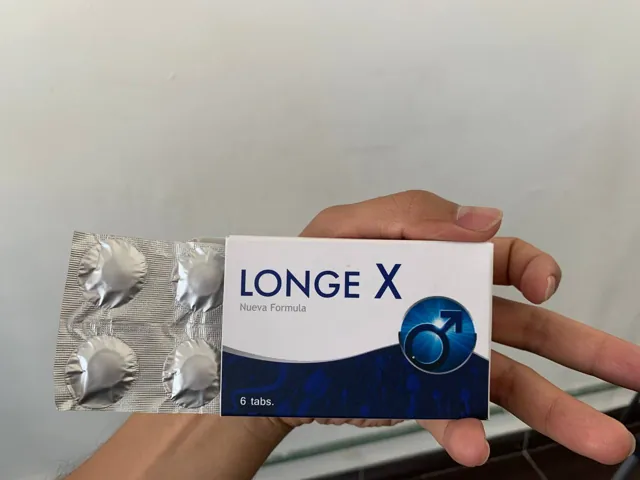 Caja de Longe X y blíster de tabletas en la mano