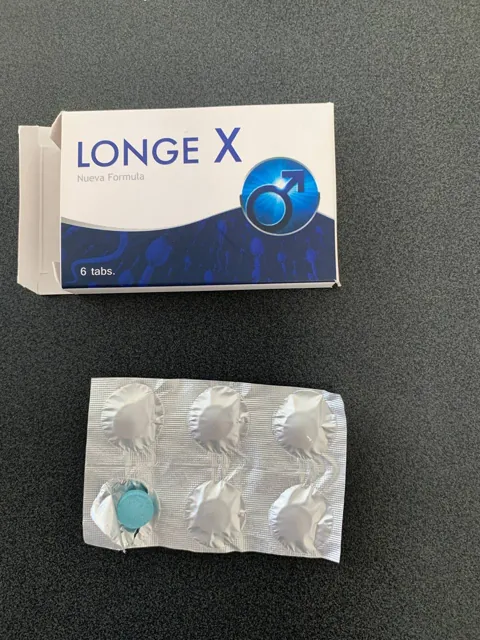 Caja de Longe X junto a una tableta azul